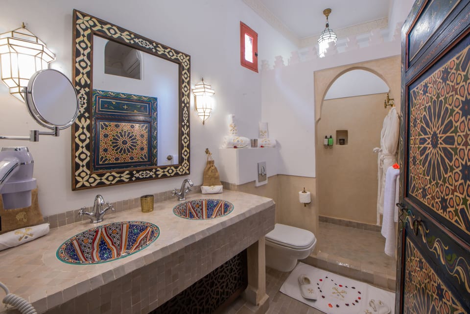 Deluxe Double Room | Bathroom | Slippers