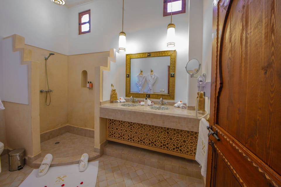 Deluxe Double Room | Bathroom | Slippers