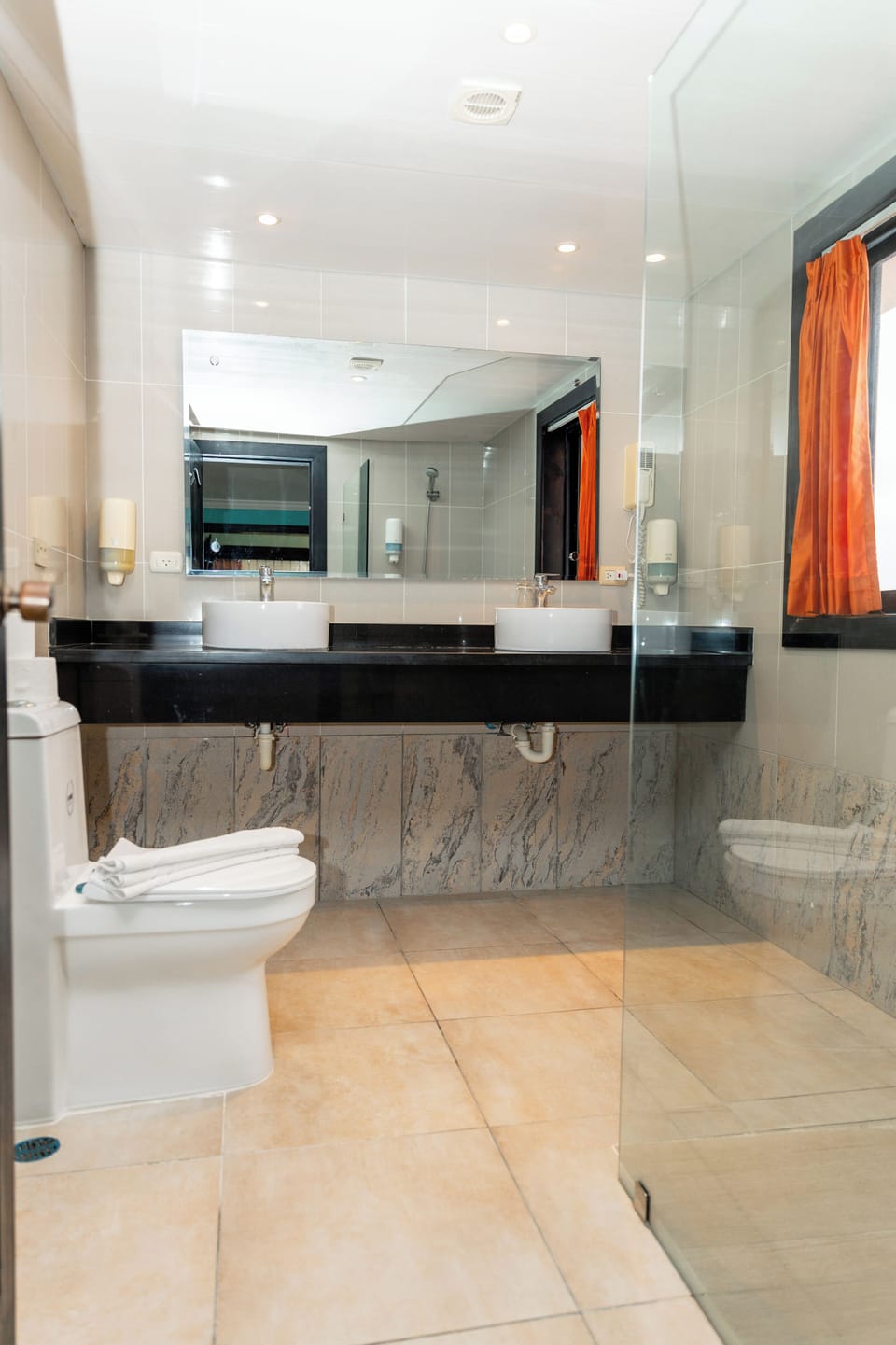 Presidential Suite | Bathroom | Shower, hair dryer, towels, soap