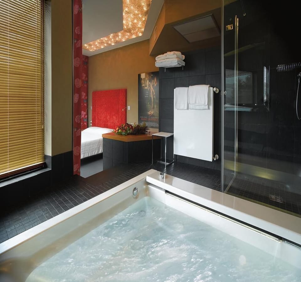 Suite (Alcove) | Bathroom | Hair dryer, slippers, bidet, towels