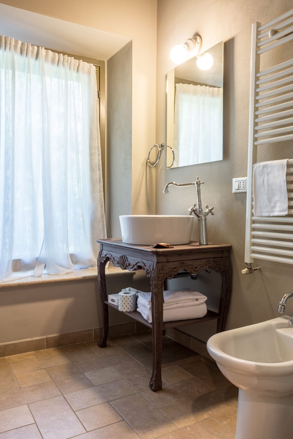 Double Room | Bathroom | Free toiletries, hair dryer, slippers, bidet