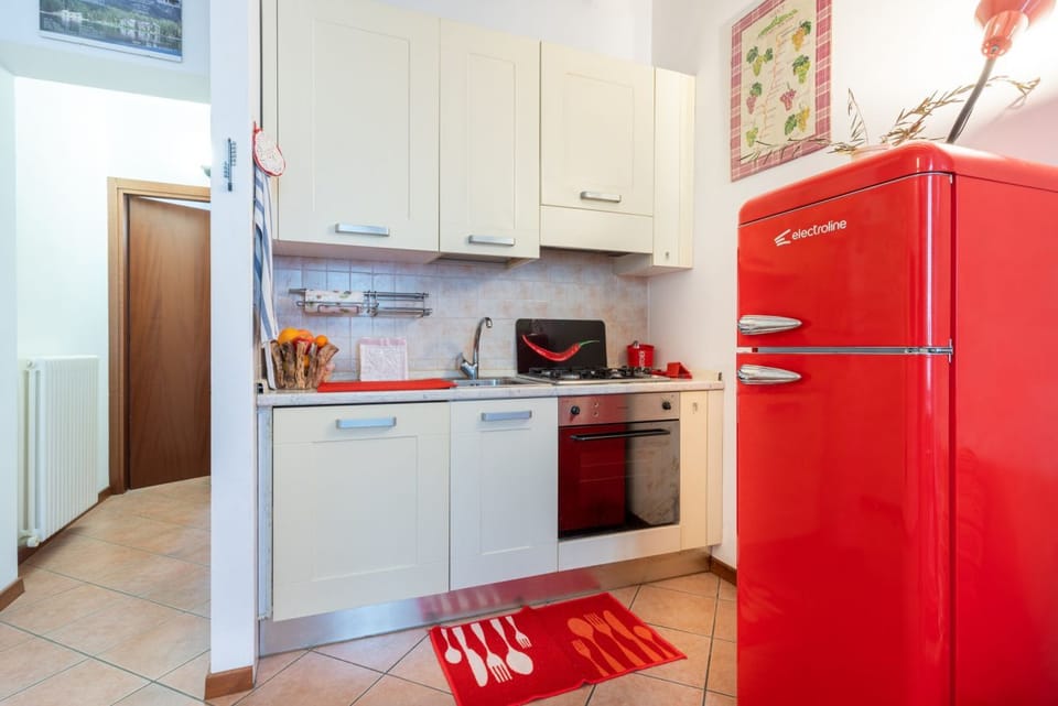 GuestHost - Two-room apartment located on the second floor of a building, without lift, located in the heart of the historic center of Parma. The property enjoys a central location (ZTL), in a picturesque, popular and lively district, near the Don Gnocch Apartment in Parma