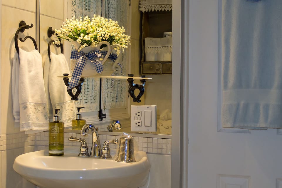 Deluxe Suite, 1 Queen Bed | Bathroom sink