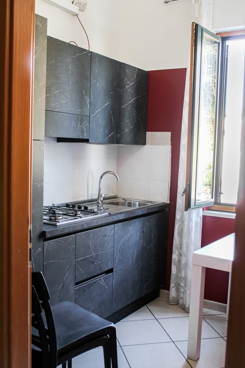 Comfort Triple Room | Private kitchen | Full-size fridge, stovetop, cookware/dishes/utensils