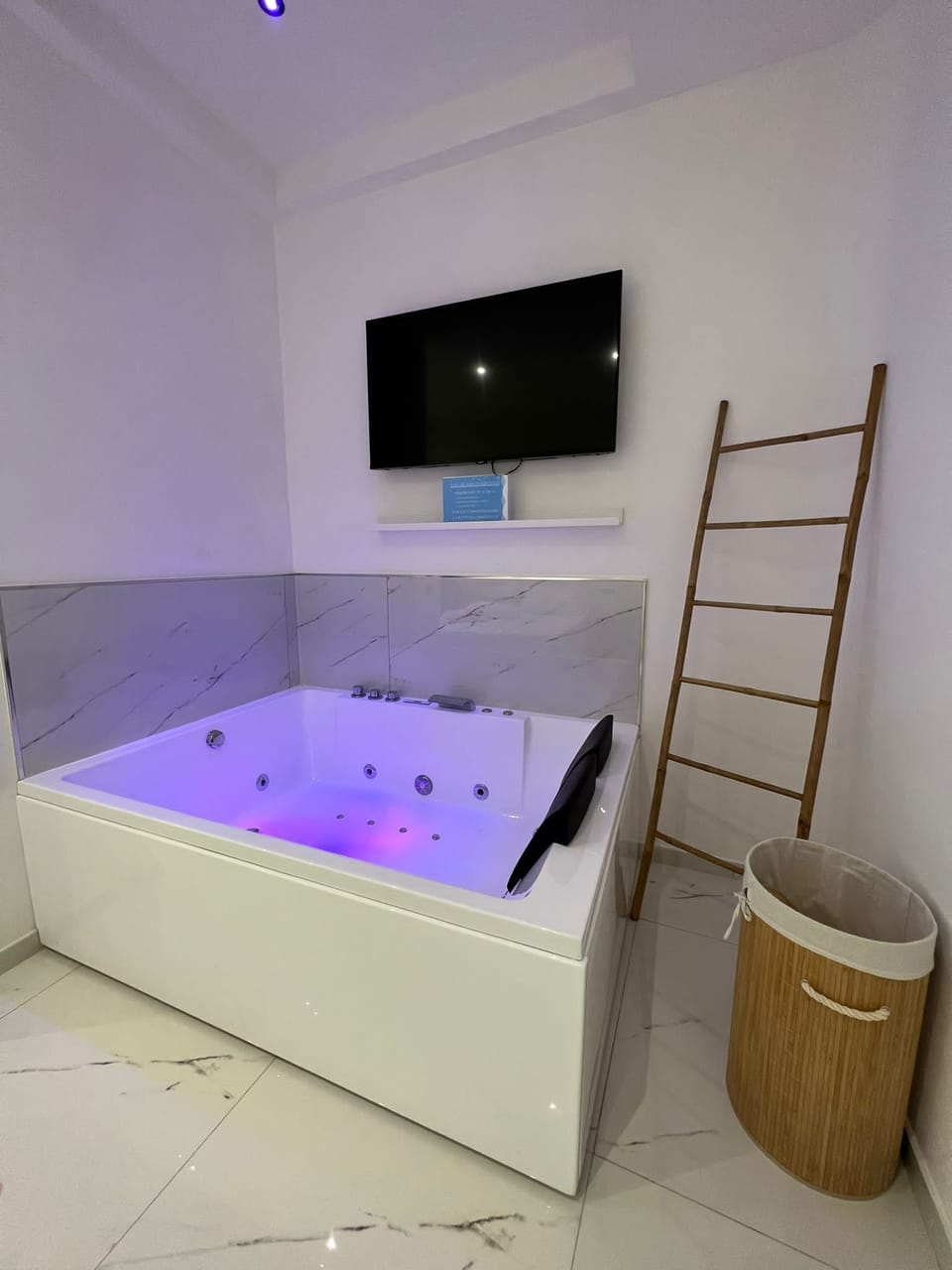 Deluxe Double Room | WiFi (free), bed sheets