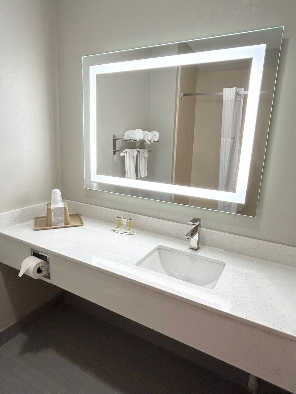Combined shower/tub, hair dryer, towels