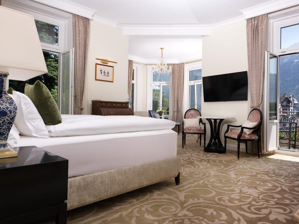 Junior Suite First Class | Hypo-allergenic bedding, minibar, in-room safe, blackout drapes