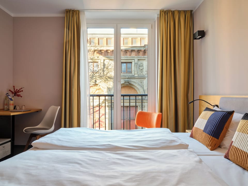 Hypo-allergenic bedding, in-room safe, desk, blackout drapes