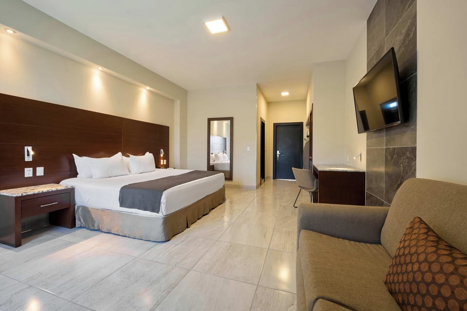Executive Suite, 1 King Bed with Sofa bed, Hot Tub (Suite Cam King tina de hidromasaje) | Minibar, in-room safe, individually furnished, desk