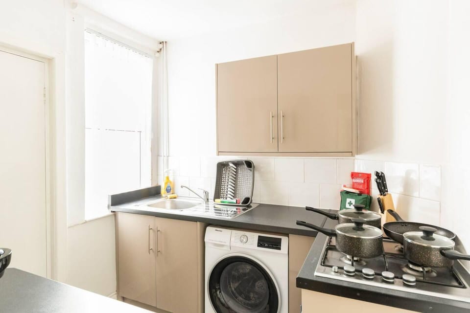 House | Private kitchen | Fridge, microwave, oven, stovetop