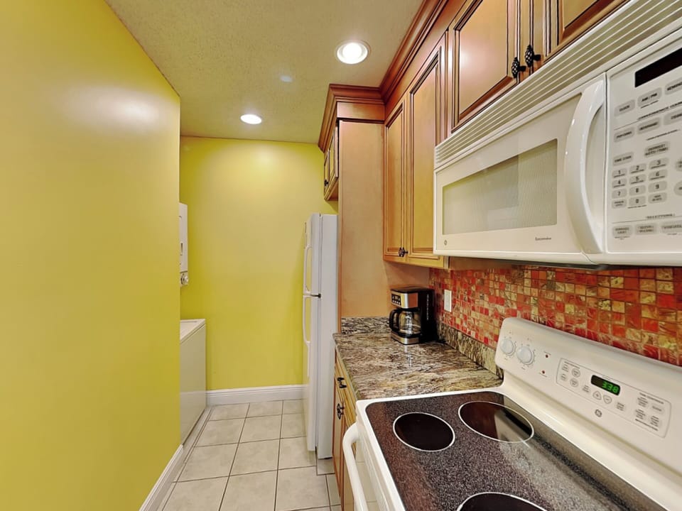 Kitchen - Laundry Closet - Washer/Dryer