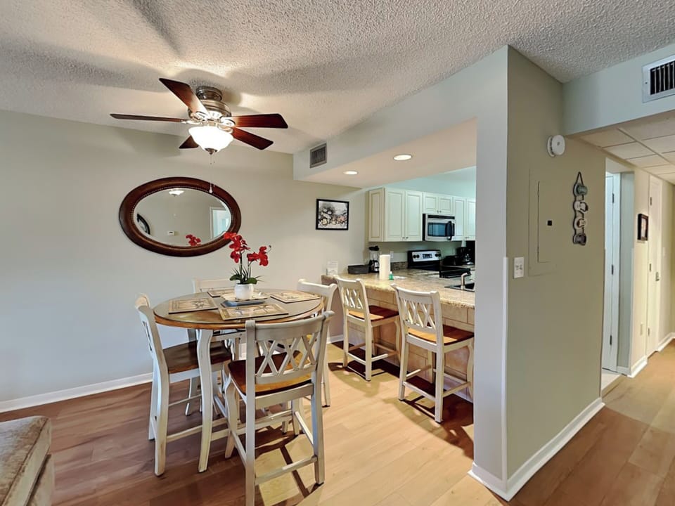 Dining Area - Breakfast Bar - Seating