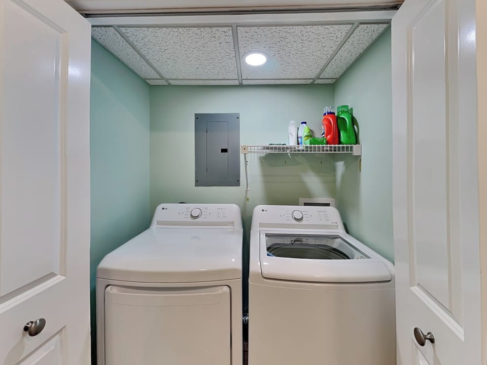 Laundry Closet - Washer and Dryer
