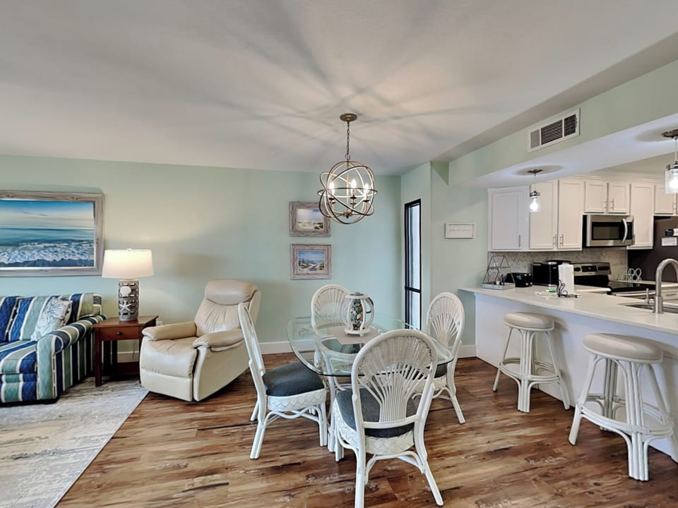Dining Area and Breakfast Bar