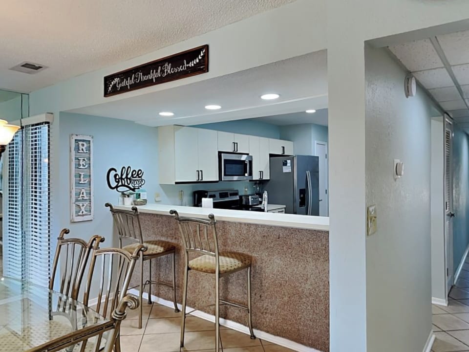 Dining Area - Breakfast Bar Seats 2