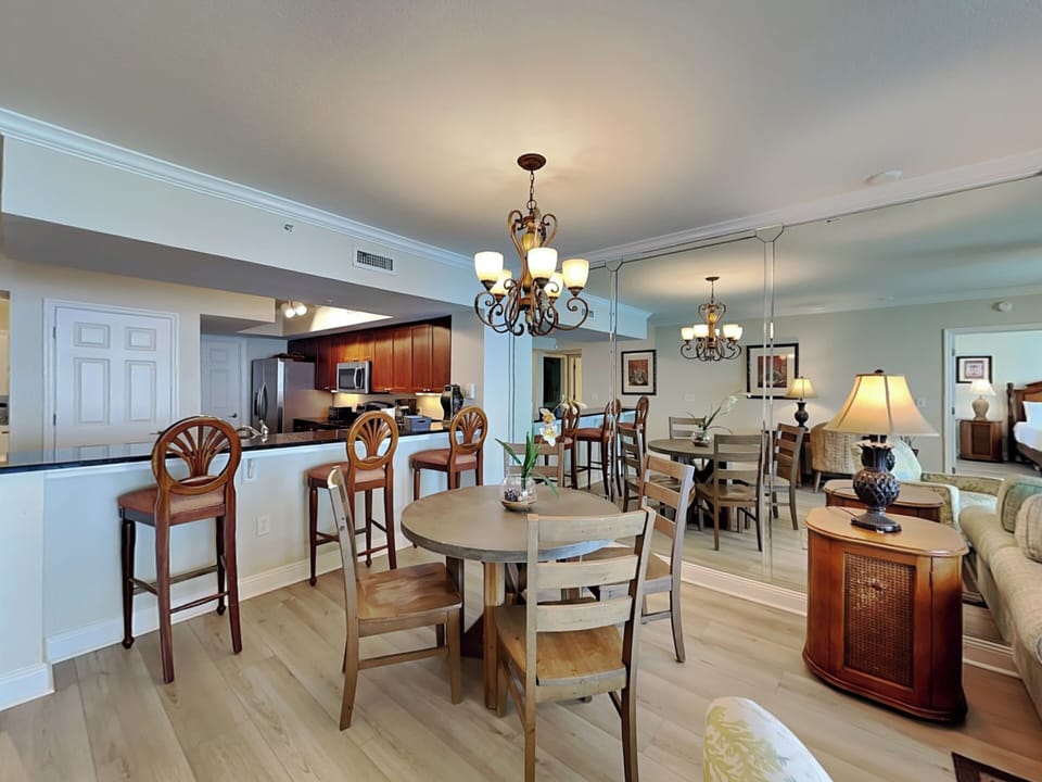 Dining Area - Breakfast Bar