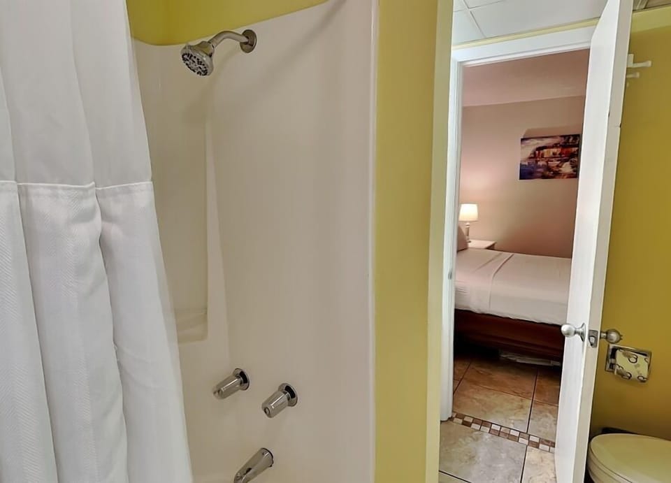 Full Bathroom - Shower/Tub Combo