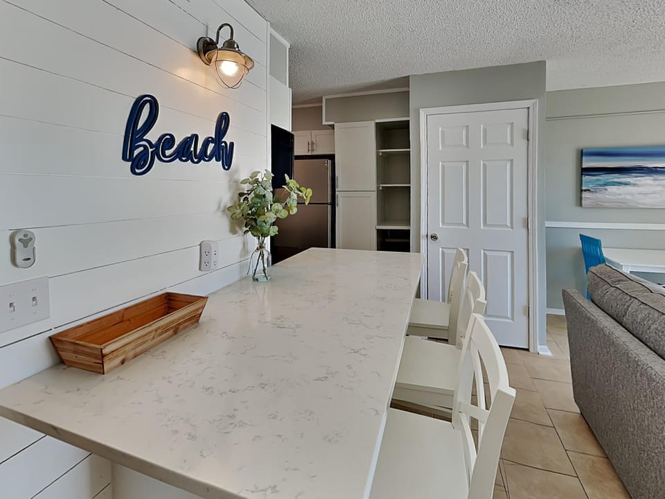 Kitchen | Breakfast Bar