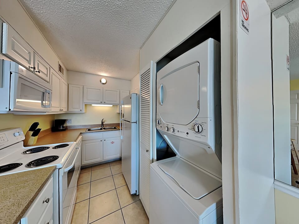 Kitchen - Laundry Closet - Washer/Dryer