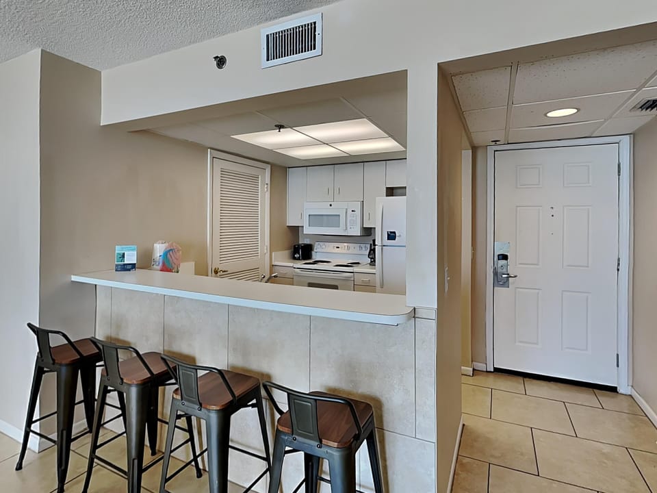 Breakfast Bar and Kitchen
