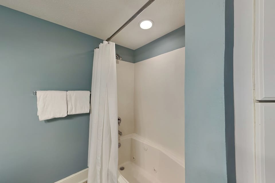 Primary Bathroom - Shower/Tub Combo