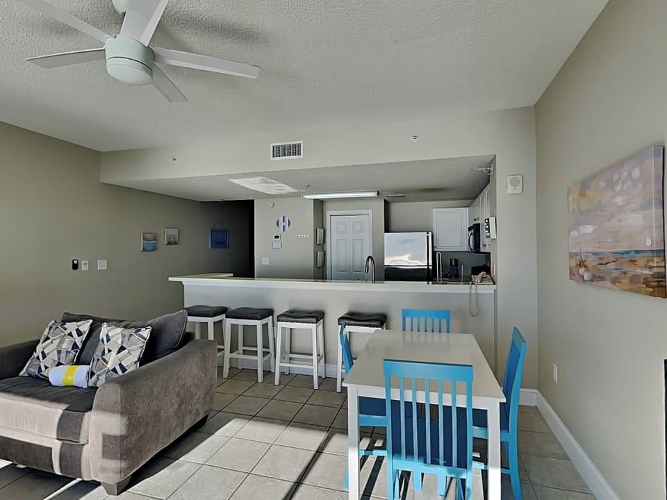 Dining Area with Breakfast Bar