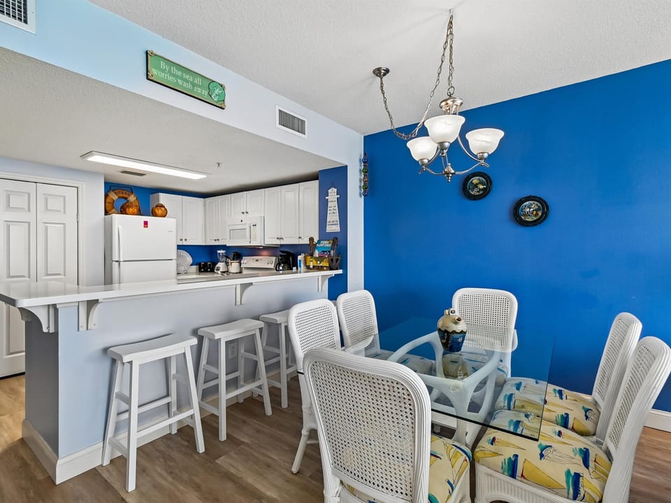 Dining Area - Breakfast Bar