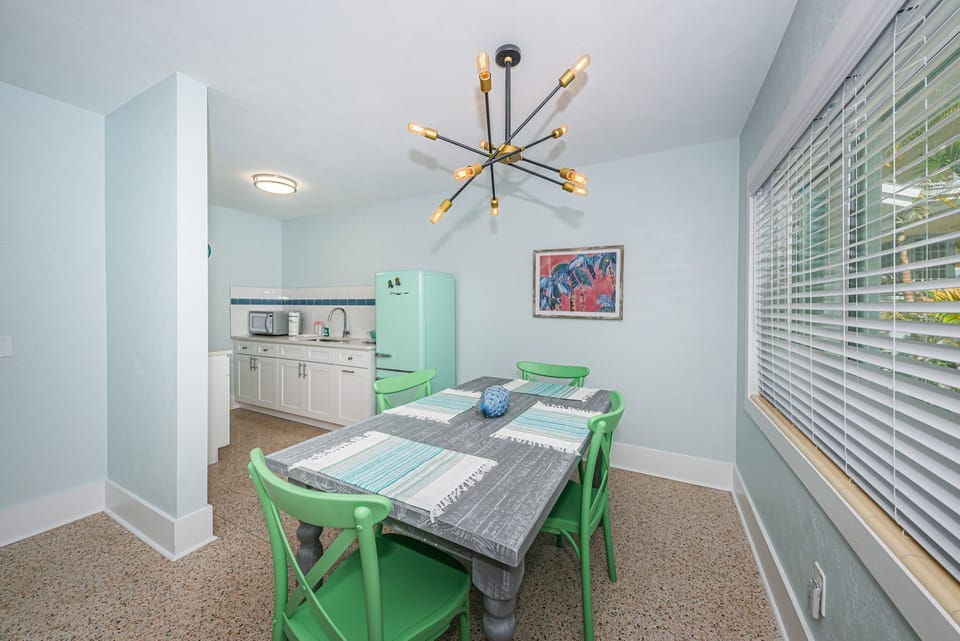 Suite | Living area | 43-inch Smart TV with cable channels, TV, Netflix