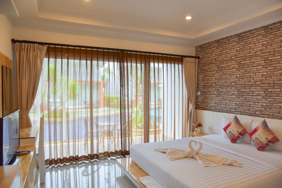Deluxe Pool Access | Minibar, in-room safe, blackout drapes, rollaway beds