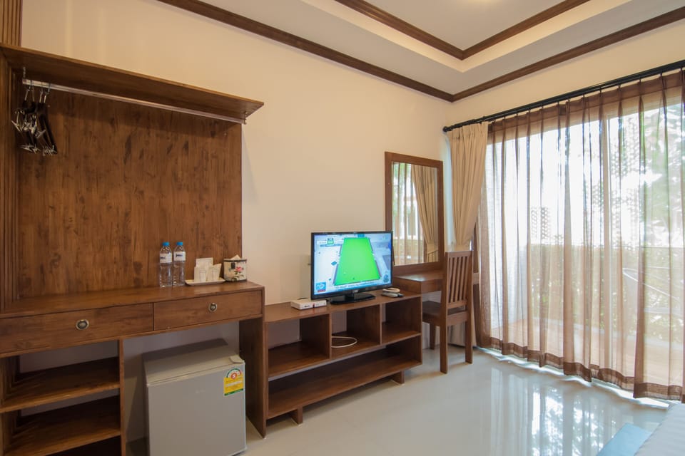 Deluxe Room, Pool View | Minibar, in-room safe, blackout drapes, rollaway beds