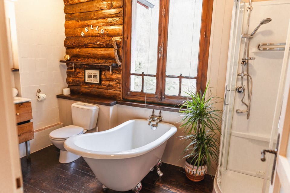 Double Room (Gavarnie) | Bathroom | Hair dryer, towels