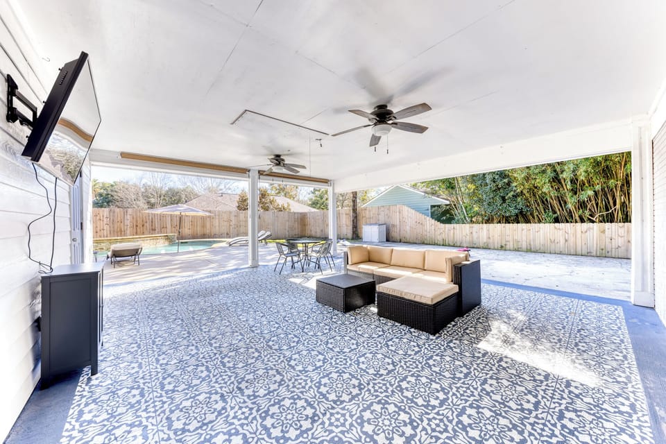 Spacious outdoor area with outdoor TV; Premium Cable provided