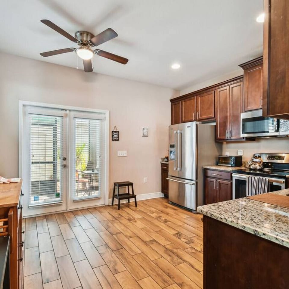 Large Fully Equipped Kitchen