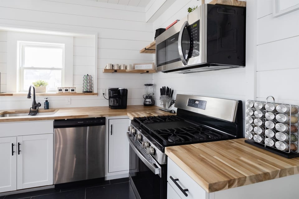 With natural light pouring in, this kitchen feels bright and inviting, perfect for both cooking and entertaining.