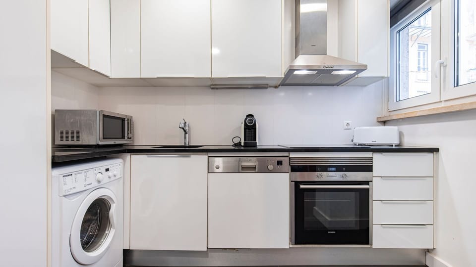 The kitchenette is fully equipped and ready for your home-cooked meals.
#homecooking #meals #lisbon #pt #portugal