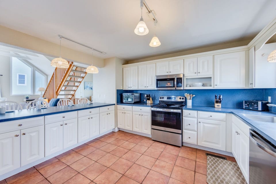 05-Surf-Or-Sound-Realty-1090-Mother-of-Waves-Kitchen-01
