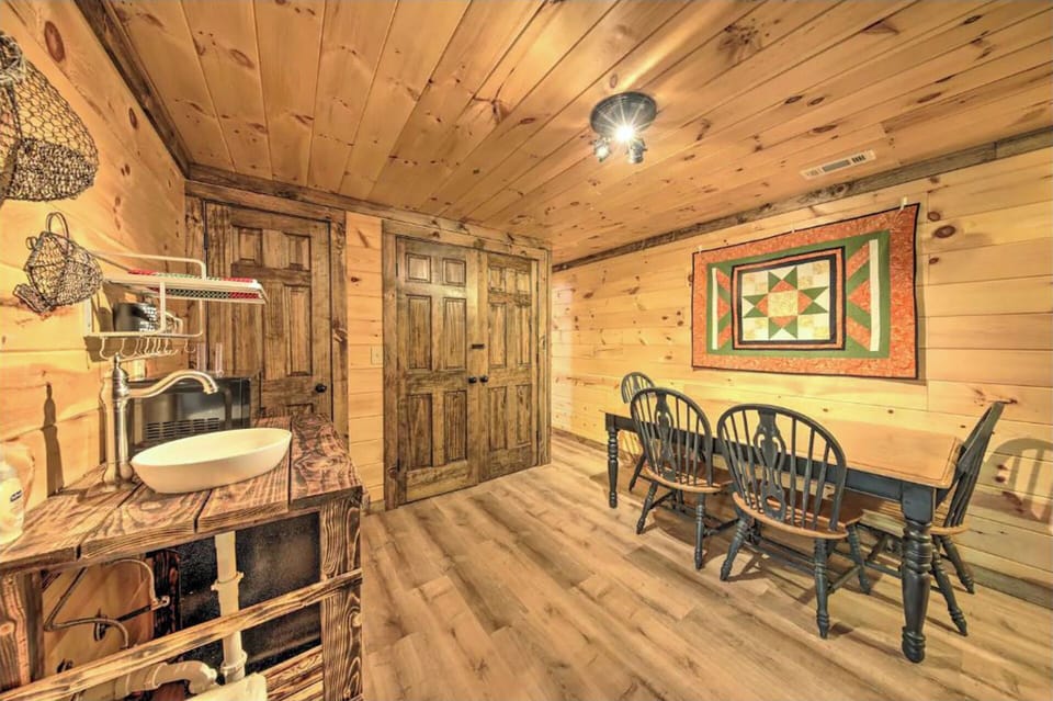 wetbar and additional dinning space for evening snacks and game night! 