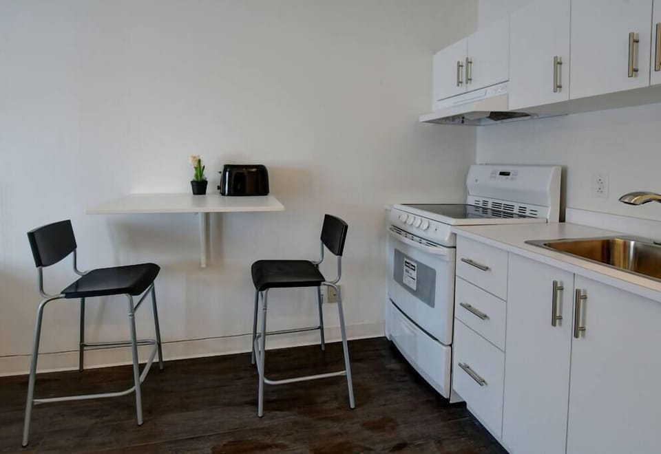 Spacious studio Laval, all included, wifi, parking Apartment in Laval