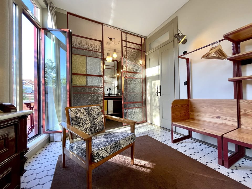 Bedroom suite facing the terrace with King size bed (1.80x2.00 mt). 