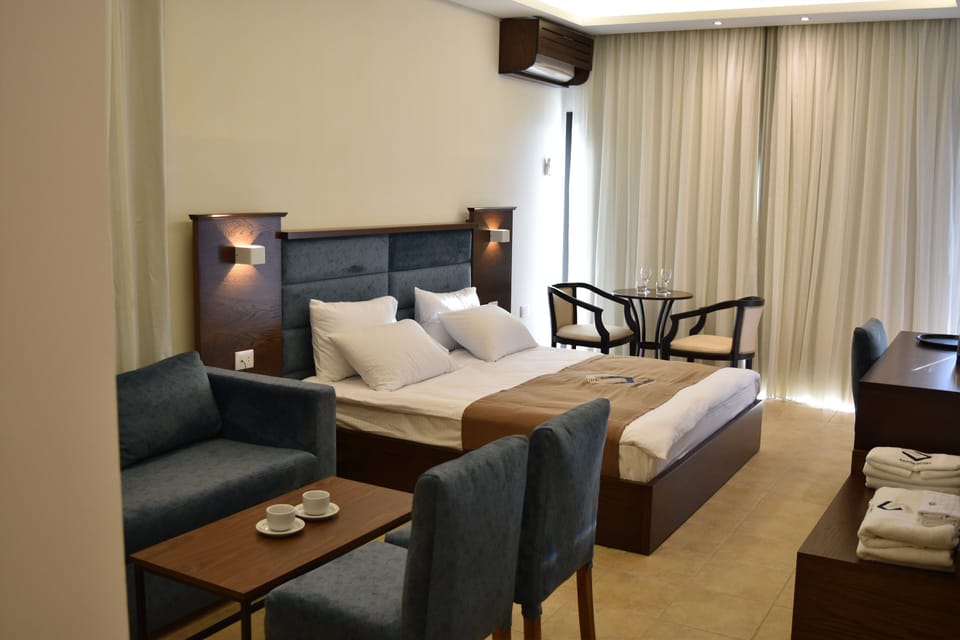 Executive Room | Hypo-allergenic bedding available, in-room safe, laptop workspace
