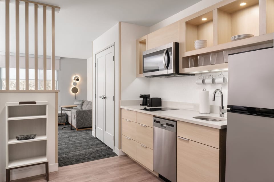 Full-size fridge, microwave, stovetop, dishwasher