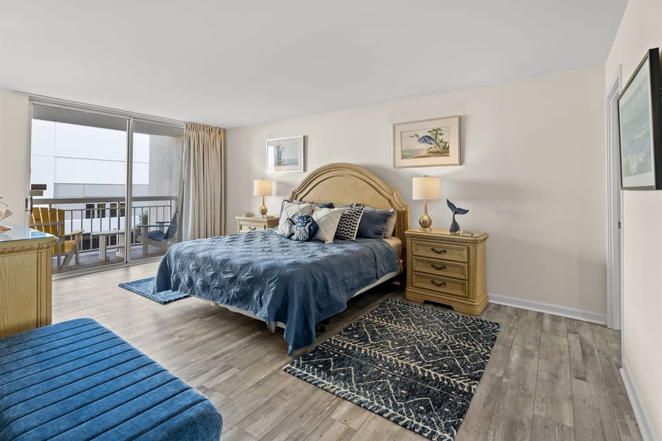 King bed in Main Bedroom