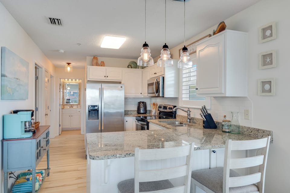 Spacious and neat, this kitchen offers you all the necessities for quick meals.