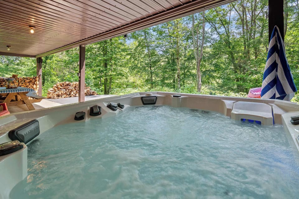 Hot Tub open all year long. 5 person