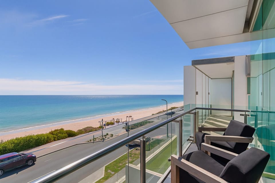 Henley Beach at your footsteps!