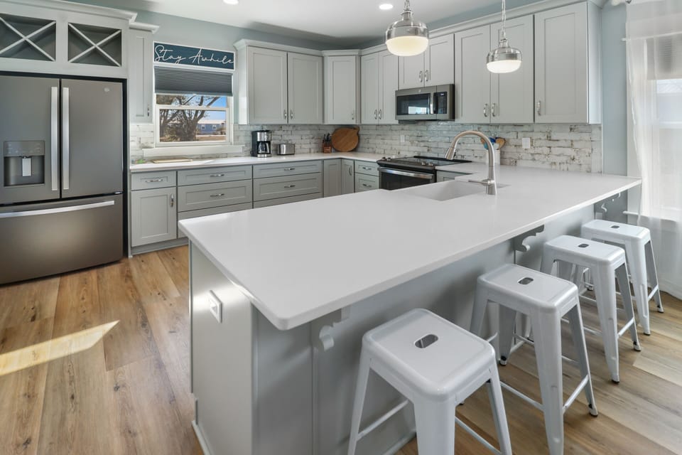 Modern kitchen w/quartz countertops