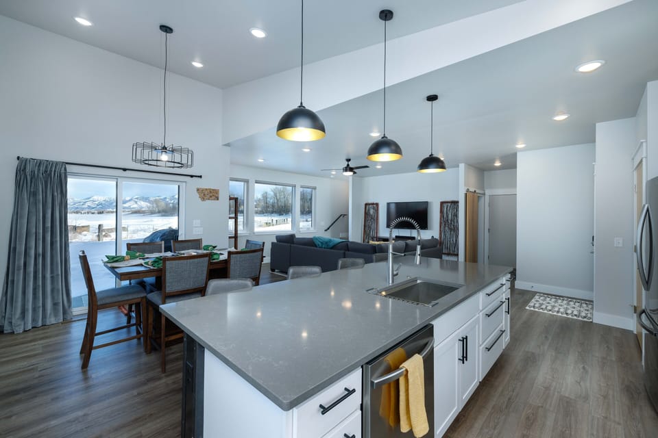 Open concept kitchen/dining