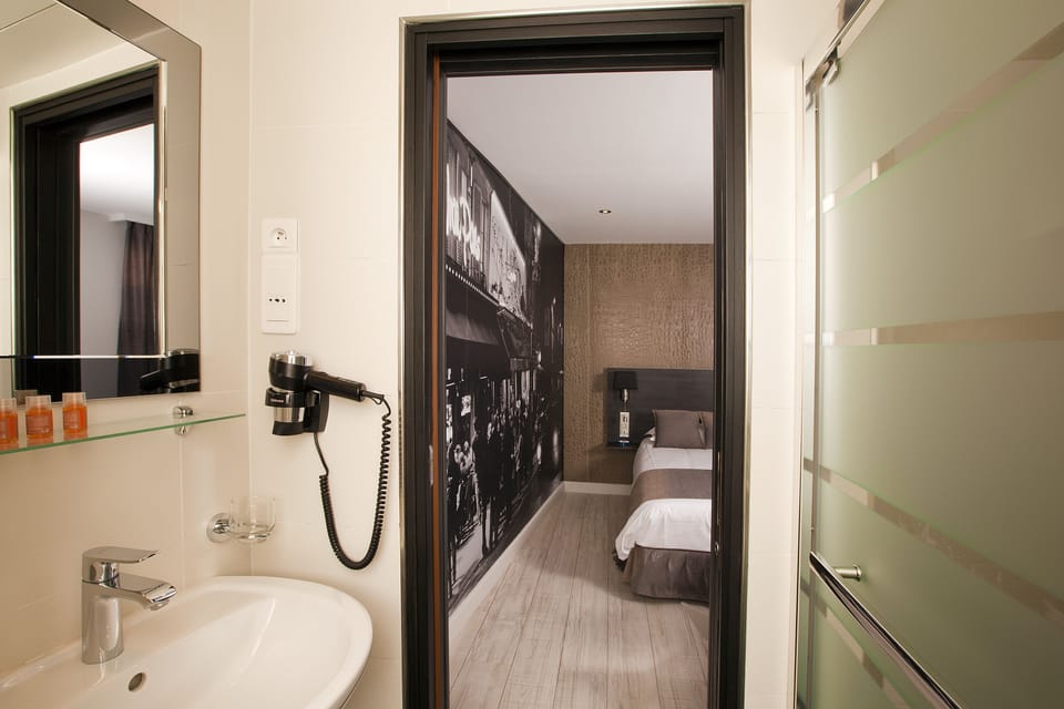 Superior Room with Double or Twin Beds | Bathroom | Hair dryer, towels