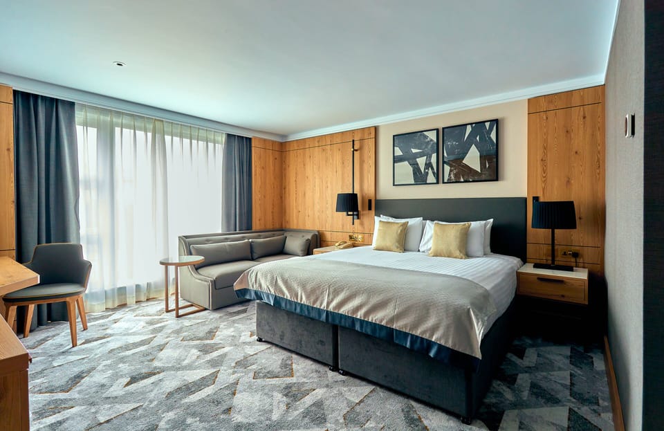 Premium Room, 1 King Bed | Premium bedding, in-room safe, desk, laptop workspace