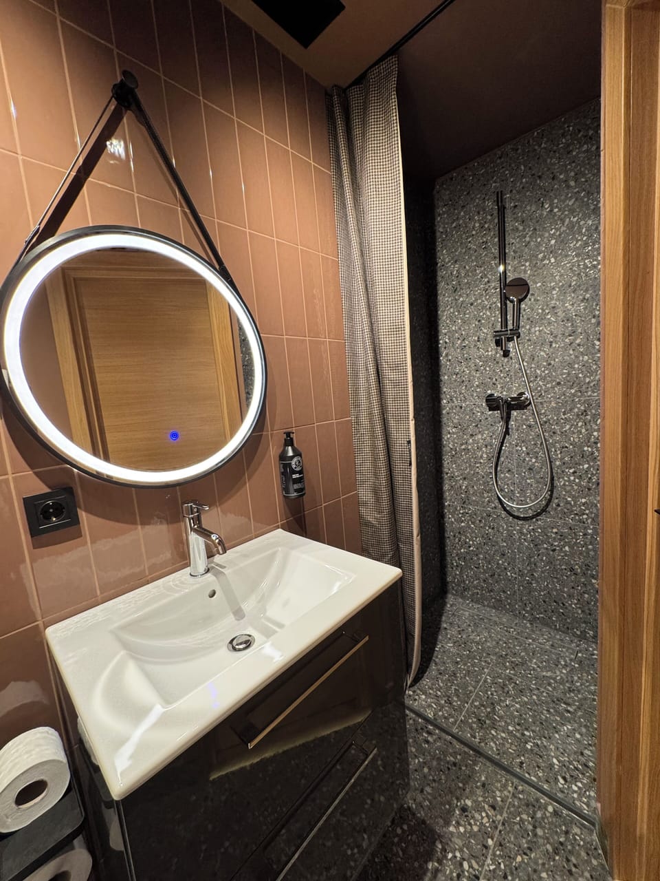 Deluxe Double Room | Bathroom | Free toiletries, hair dryer, towels, soap